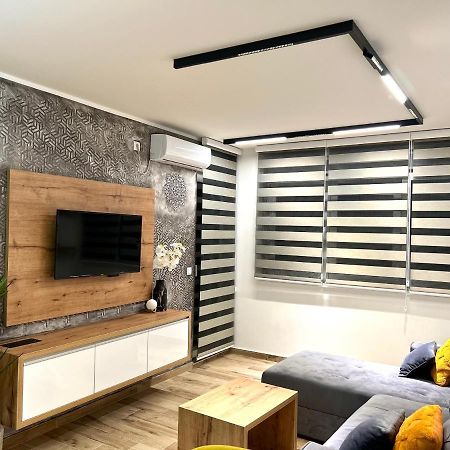 Apartman Lux-Besplatno Koriscenje Zasebne Garaze Sremska Mitrovica Ngoại thất bức ảnh