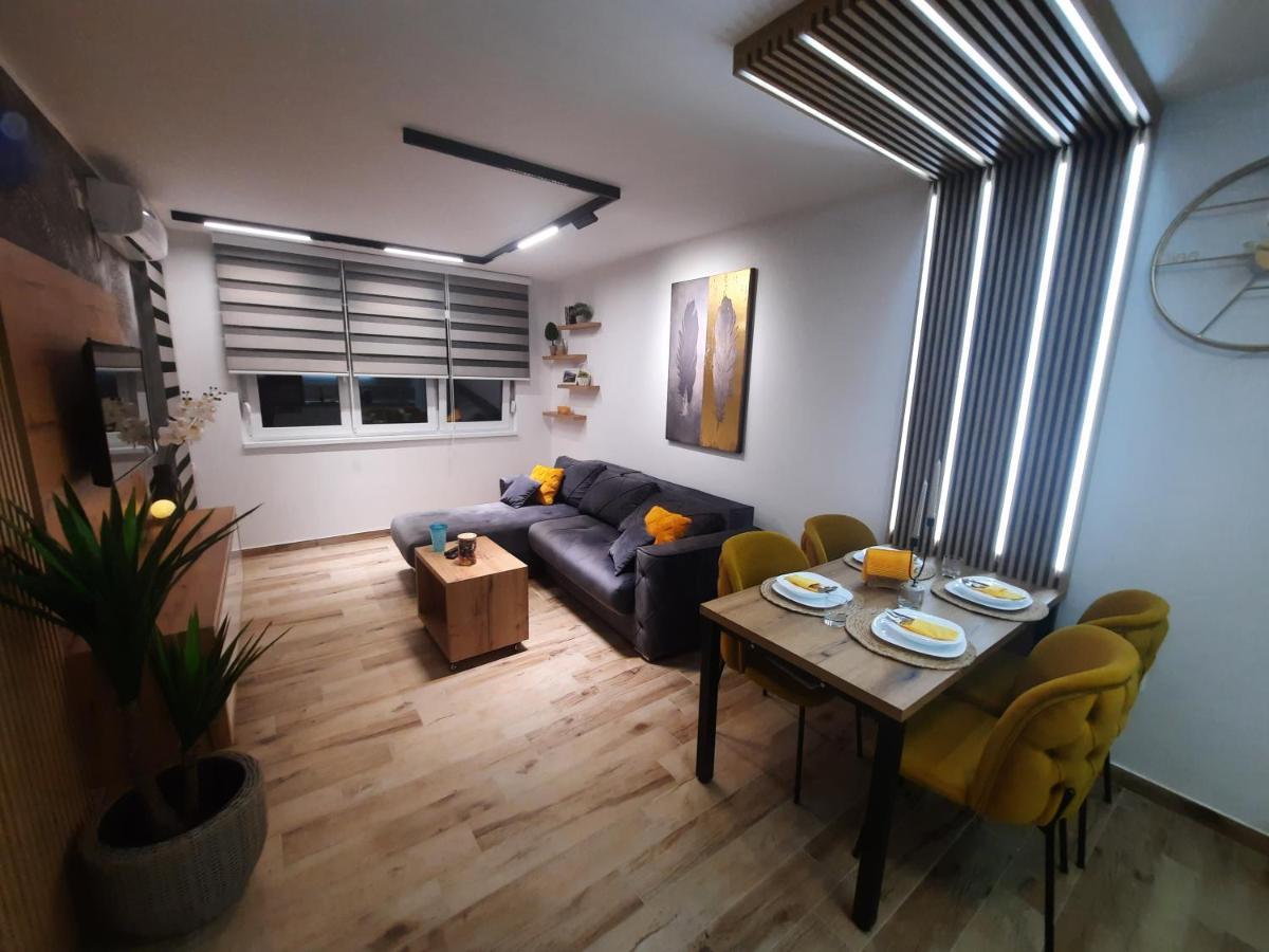Apartman Lux-Besplatno Koriscenje Zasebne Garaze Sremska Mitrovica Ngoại thất bức ảnh