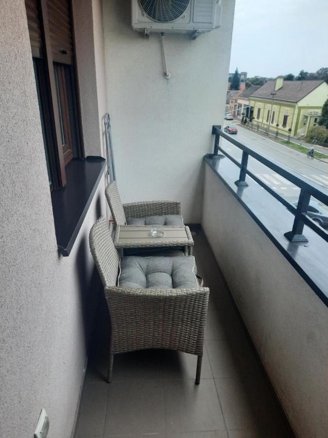 Apartman Lux-Besplatno Koriscenje Zasebne Garaze Sremska Mitrovica Ngoại thất bức ảnh
