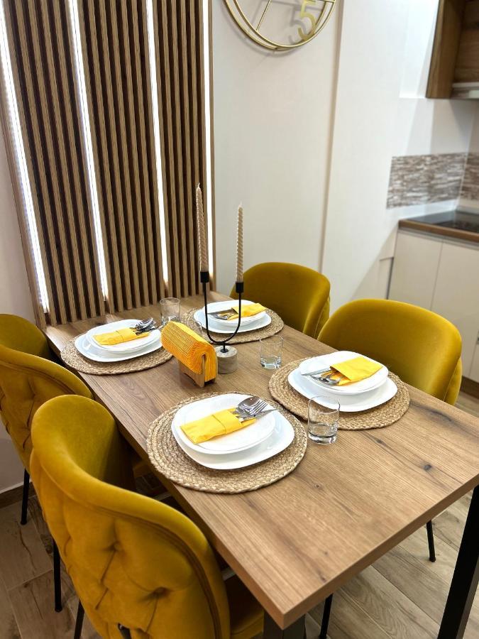 Apartman Lux-Besplatno Koriscenje Zasebne Garaze Sremska Mitrovica Ngoại thất bức ảnh