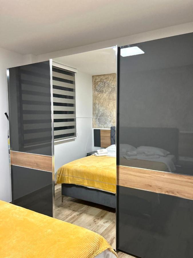 Apartman Lux-Besplatno Koriscenje Zasebne Garaze Sremska Mitrovica Ngoại thất bức ảnh