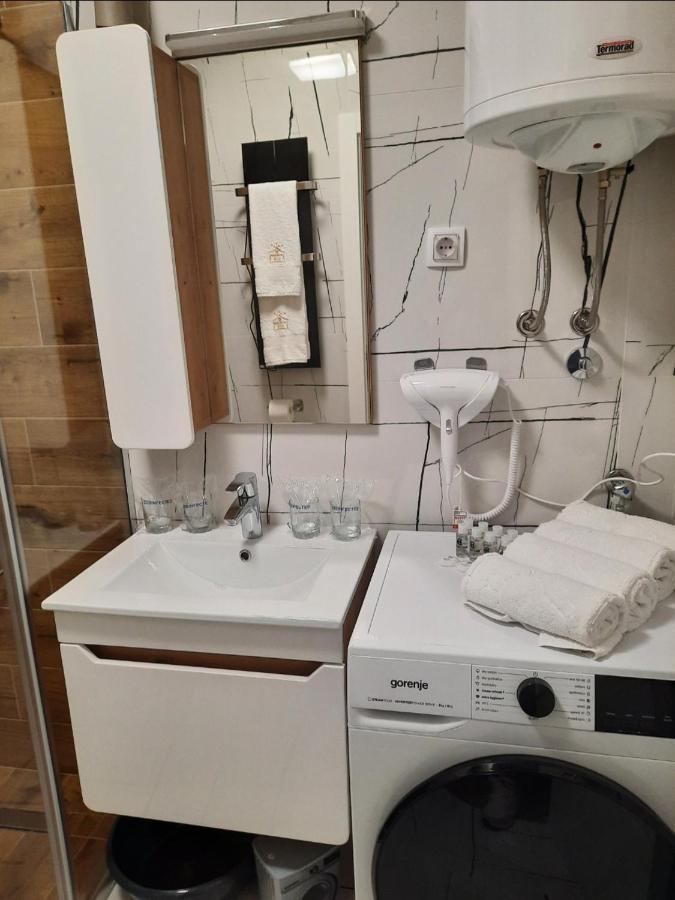 Apartman Lux-Besplatno Koriscenje Zasebne Garaze Sremska Mitrovica Ngoại thất bức ảnh