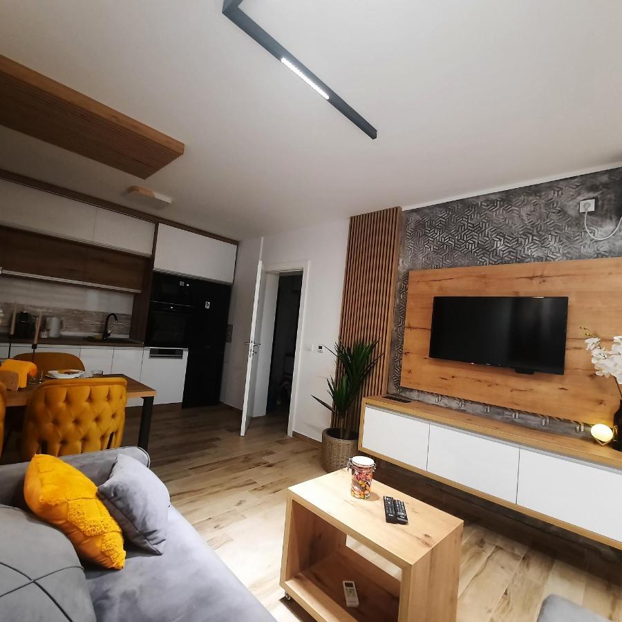 Apartman Lux-Besplatno Koriscenje Zasebne Garaze Sremska Mitrovica Ngoại thất bức ảnh