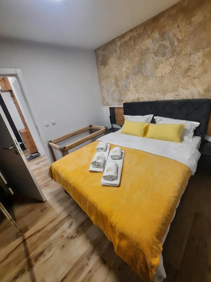 Apartman Lux-Besplatno Koriscenje Zasebne Garaze Sremska Mitrovica Ngoại thất bức ảnh