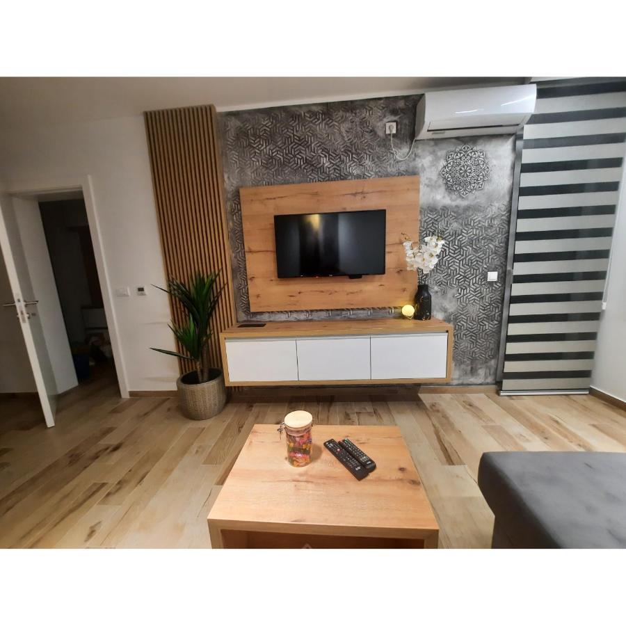 Apartman Lux-Besplatno Koriscenje Zasebne Garaze Sremska Mitrovica Ngoại thất bức ảnh