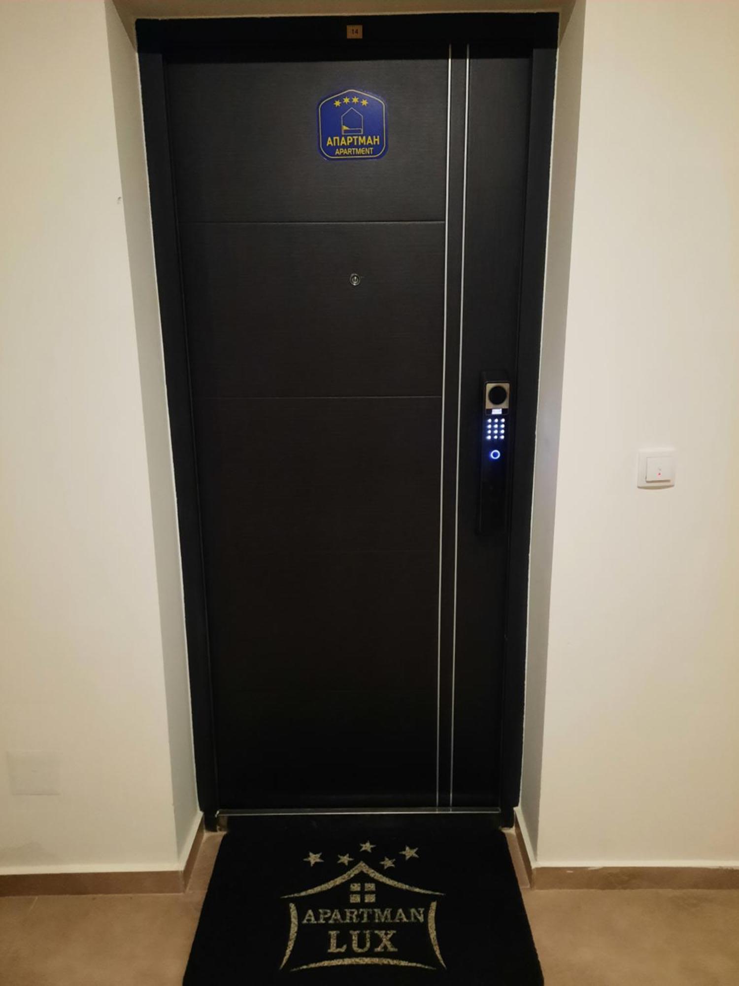 Apartman Lux-Besplatno Koriscenje Zasebne Garaze Sremska Mitrovica Ngoại thất bức ảnh