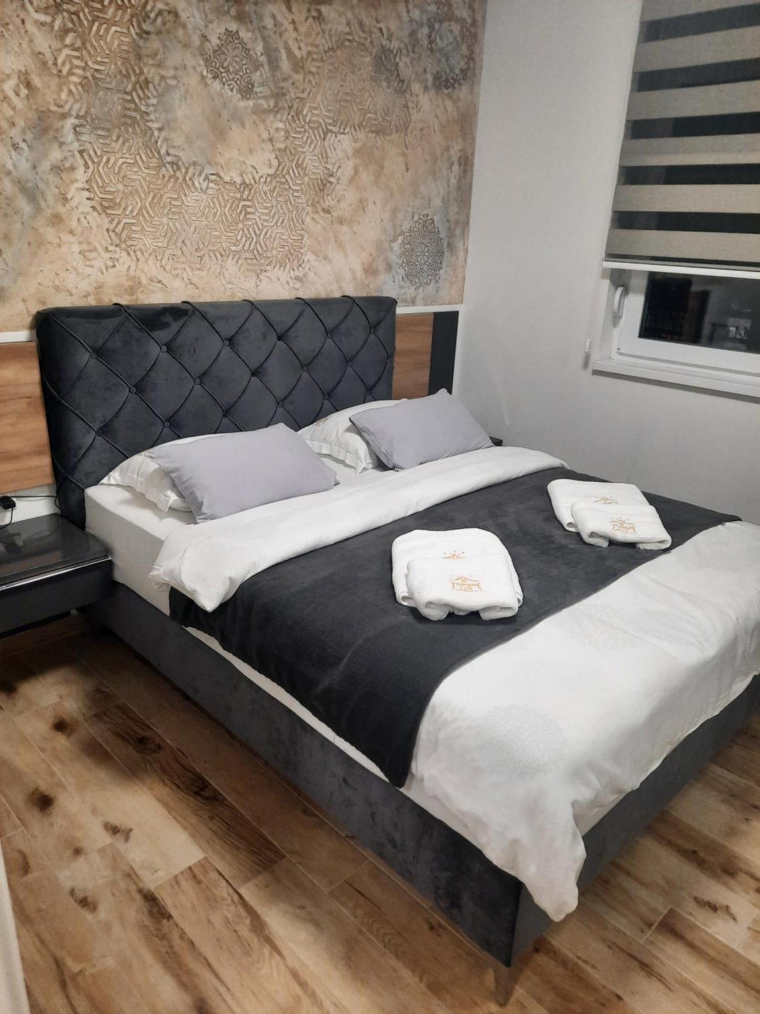 Apartman Lux-Besplatno Koriscenje Zasebne Garaze Sremska Mitrovica Ngoại thất bức ảnh